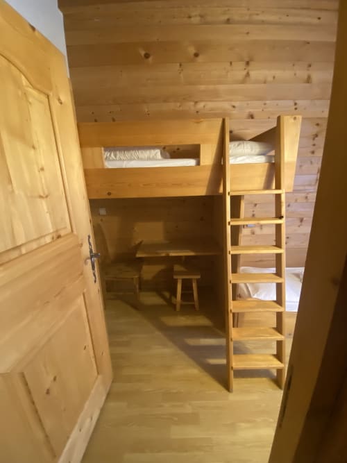 Chambre mansardée en bois avec lits superposés et échelle à La Ferme des Georgières, Notre-Dame-de-Bellecombe