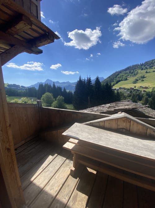 Terrasse en bois avec vue sur les sommets alpins à La Ferme des Georgières, Notre-Dame-de-Bellecombe