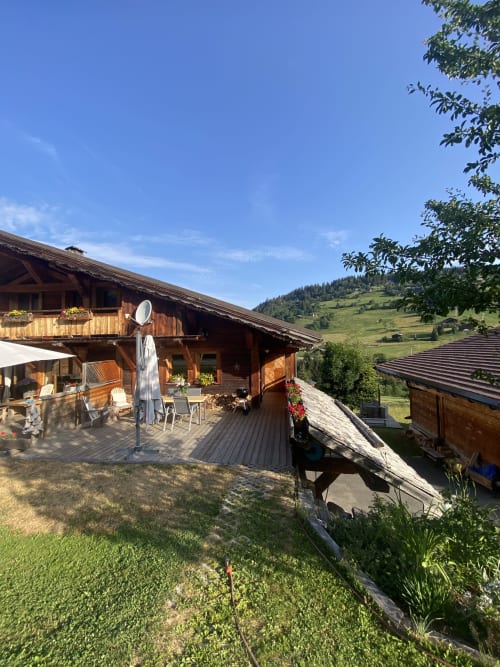 Chalet en bois La Ferme des Georgières avec terrasse dominant les Alpes verdoyantes, Notre-Dame-de-Bellecombe