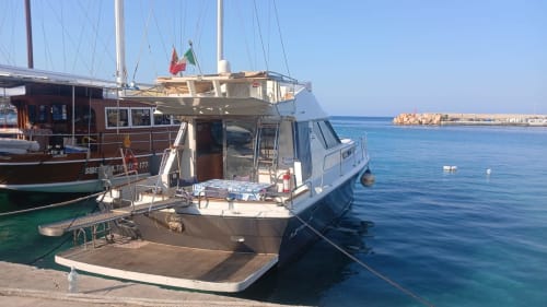 Barche ormeggiate nelle acque cristalline del Mediterraneo presso Villa Dalila Lampedusa, Italia