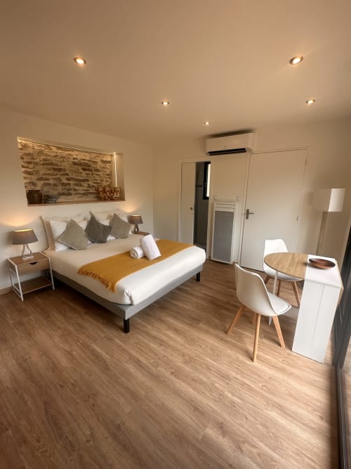 Studio moderne au Gîte l'Harmonie du Causse avec lit queen-size, bureau de travail, climatisation et jacuzzi privé