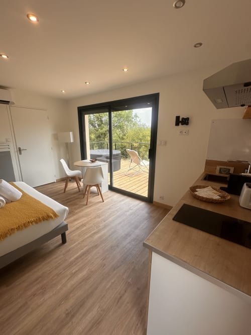 Studio moderne avec balcon vue sur les monts du Causse, lit, kitchenette et terrasse extérieure au Gîte l'Harmonie