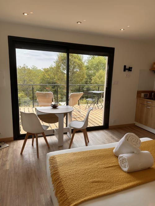 Studio moderne avec accès balcon vue montagne au Gîte l'Harmonie du Causse
