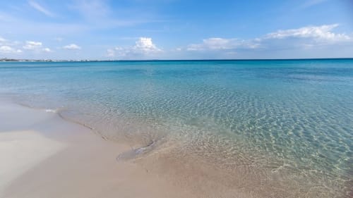 Acque turchesi cristalline e spiaggia di sabbia bianca a Torre Lapillo, Italy, vicino alla villa My Home Apulia