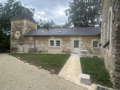 Le Colombier à la Cour Du Liège : façade en pierre, jardins soignés et toiture d'ardoise à Baugé-en-Anjou