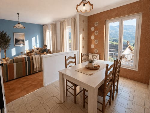 Appartamento open-plan con tavolo da pranzo, zona living blu e vista sulle montagne al Villaggio Lago Dorato, Carlazzo