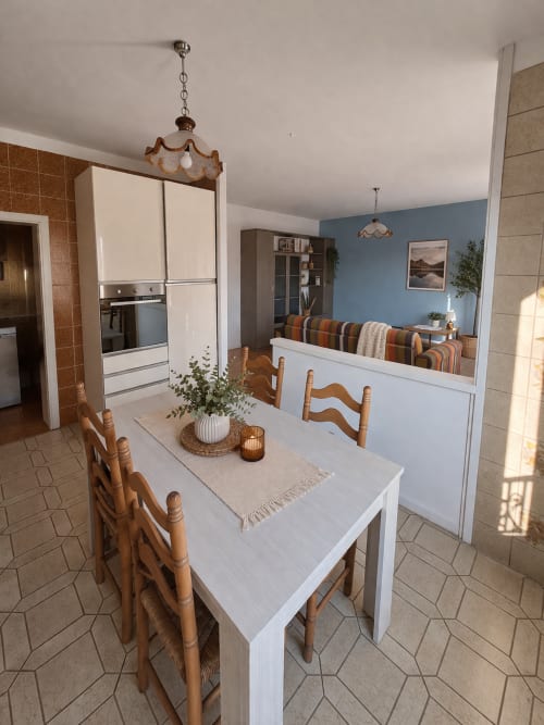 Moderna zona cucina-pranzo nell'Appartamento Agata del Villaggio turistico Lago Dorato a Carlazzo con tavolo bianco e legno