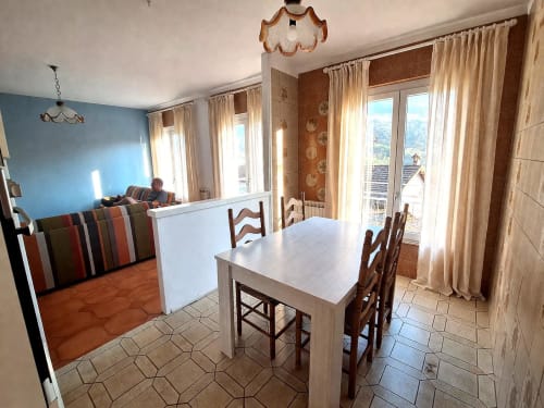 Zona living e pranzo open-plan in Appartamento Agata a Lago Dorato, Carlazzo con isola cucina