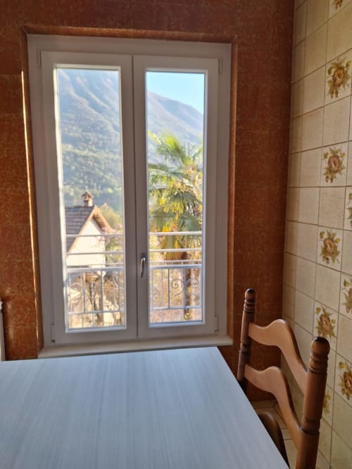 Camera da letto con porte-finestre vista montagne e palma, Appartamento Agata, Lago Dorato, Carlazzo