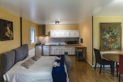 Appartement moderne de 50m² à l'Hôtel De La Bonnheur à Bracieux avec kitchenette, lit, canapé et coin repas