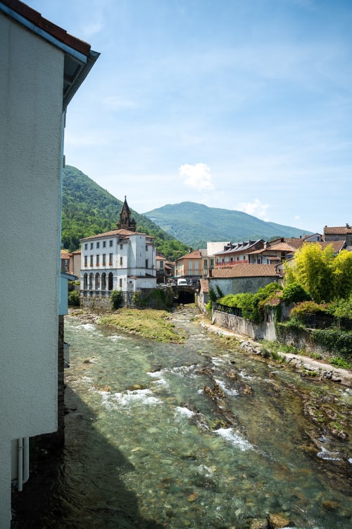 Vue sur la rivière depuis l'hôtel Maison Du Haut Salat à Seix, avec son village alpin pittoresque, montagnes et cours d'eau