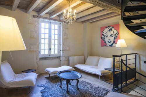 Cottage Cour Du Liège Le Fruitier : chambre moderne avec sticker pop art, poutres apparentes, escalier en spirale, vue sur le jardin