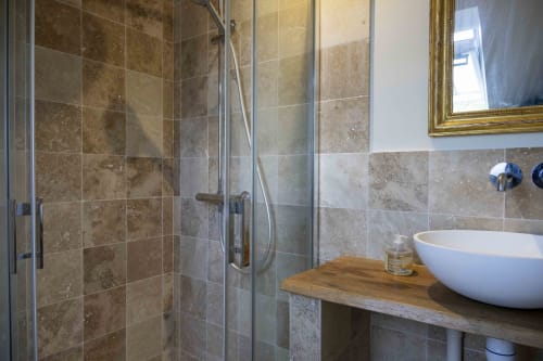 Salle de bain moderne à la Cour Du Liège à Baugé-en-Anjou avec douche à l'italienne, vasque et meuble de salle de bain en bois