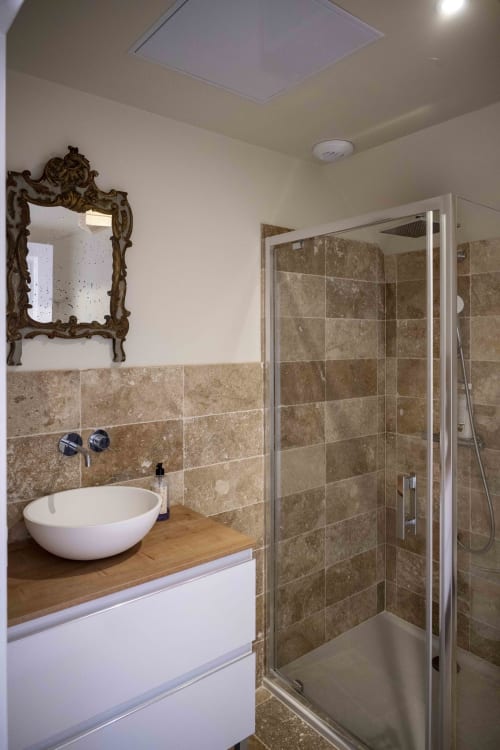 Salle de bains moderne à la Cour Du Liège avec vasque design, douche en carrelage pierre et miroir orné à Baugé-en-Anjou