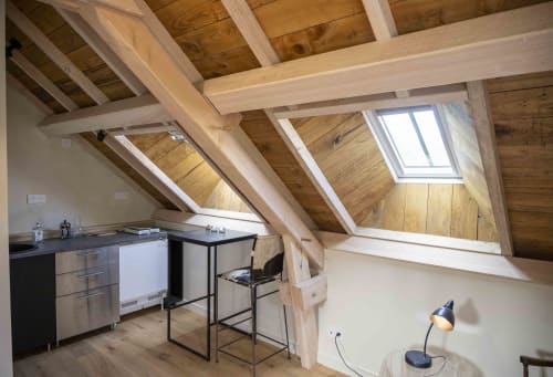 Studio cosy mansardé à Cour Du Liège avec poutres apparentes, kitchenette, lucarne et mobilier moderne