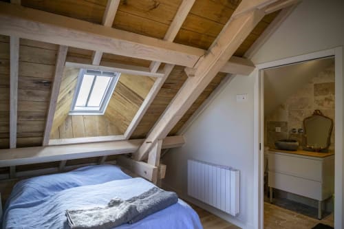 Chambre cosy sous les toits du gîte Cour Du Liège avec poutres apparentes, lucarne et salle de bain privée à Baugé-en-Anjou
