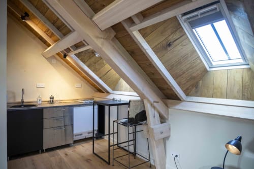 Kitchenette de studio mansardé moderne avec poutres apparentes, lucarne et coin bar à Cour Du Liège, Baugé-en-Anjou