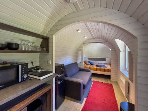 Intérieur cosy d'une petite maison à Cour Du Liège avec cuisine, salon et chambre à Baugé-en-Anjou