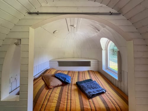 Chambre douillette dans une minuscule maison à la Cour Du Liège : plafond voûté, parquet, literie et fenêtre sur le jardin