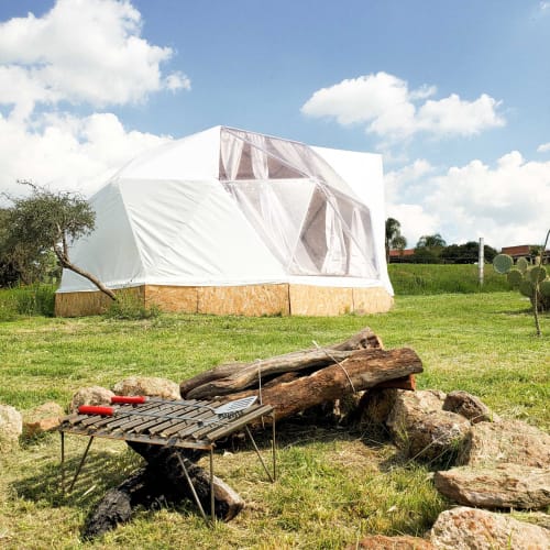 Domo glamping climatizado en Mars Glam Camp, Aguascalientes, con fogata y vistas a las montañas