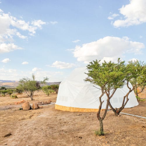 Domo glamping blanco en Mars Glam Camp, Aguascalientes, rodeado de acacias y vistas a la sierra