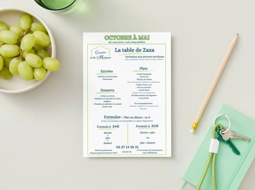 Menu du restaurant Comme à la Maison à Espéraza avec raisins verts, pinceau et clé sur table beige