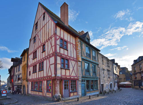 Bâtiments à colombages historiques sur la place de la vieille ville du Mans près de l'hôtel L'escapade, architecture française traditionnelle