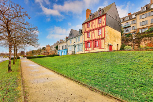 Bâtiments médiévaux à colombages avec façades rouge et blanc vibrant de l'hôtel L'escapade au Mans, France