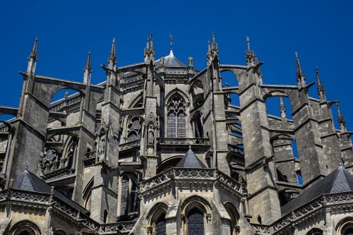 Architecture gothique de la cathédrale du Mans, France avec ses flèches de pierre finement travaillées et ses ornements raffinés