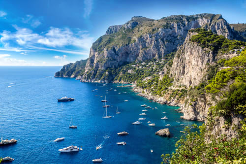 Spettacolari scogliere costiere e acque turchesi con barche a vela, Capri, Italia - Anima Est B&B
