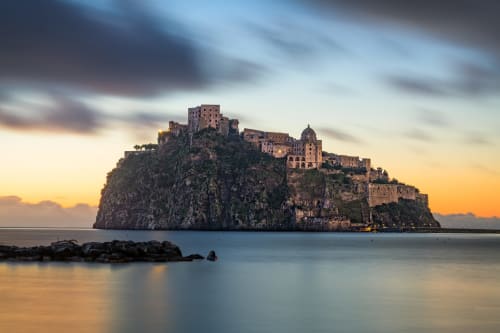 Castello Aragonese su isola rocciosa al tramonto, Ischia, Italia - Posizione della bed and breakfast Anima Est