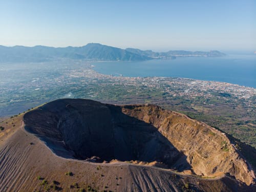 Vista aerea del cratere del Vesuvio con vista sulla costiera campana, Italia, vicino al bed and breakfast Anima Est