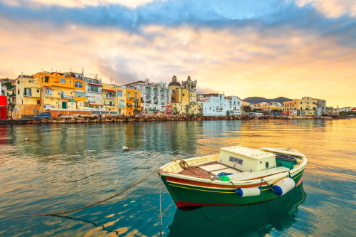 Edifici colorati sul lungomare e barca da pesca ormeggiata nel borgo costiero italiano, località Anima Est