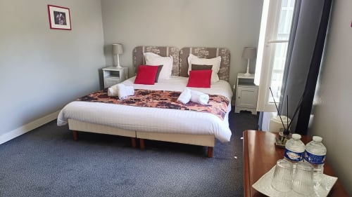 Chambre double lumineuse au Moulin de Bacchus B&B à Chancay, avec lit queen et vue sur la rivière