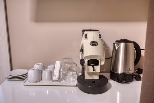 Macchina da caffè, bollitore elettrico e servizio tè nella camera Marea Sliema Seaview, Sliema Malta