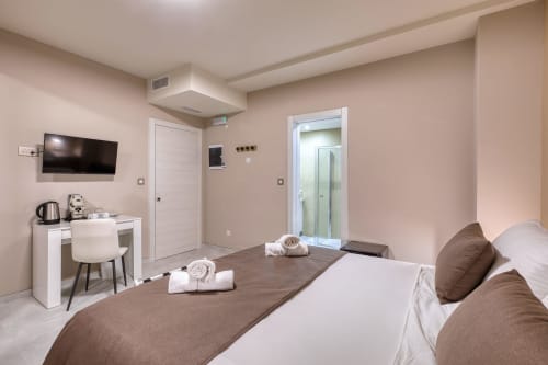 Camera elegante Marea Sliema con letto matrimoniale, TV, scrivania, bagno privato e comfort moderni a Sliema