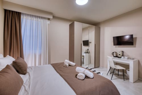 Camera moderna a Marea Sliema con letto matrimoniale, TV a schermo piatto, scrivania e bagno privato a Sliema, Malta