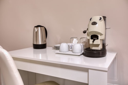 Stazione caffè e tè con bollitore elettrico e macchina Nespresso nella camera Marea Sliema