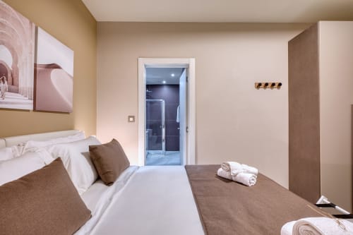 Camera moderna dell'hotel Marea Sliema a Malta con letti gemelli, bagno privato e vista sulla corte interna