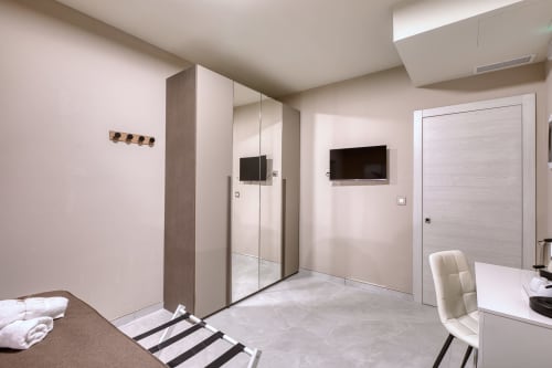 Bagno ensuite moderno a Marea Sliema con doccia walk-in, TV a schermo piatto e finiture neutre eleganti