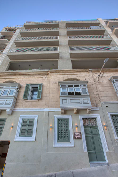 Esterno della boutique hotel Marea a Sliema, Malta, con architettura mista: balconate moderne sopra stili tradizionali