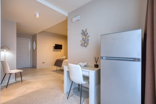 Modern appartamento in stile studio a Marea Sliema con scrivania bianca, angolo cottura e zona notte a Sliema, Malta