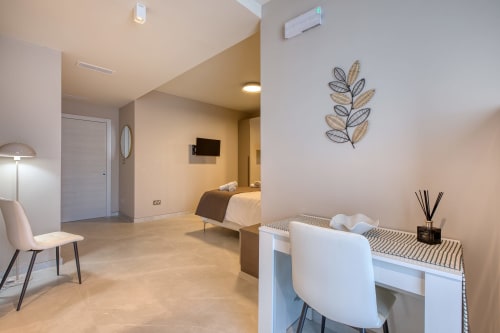 Appartamento elegante Marea a Sliema con arredamento moderno, zona ufficio e camera da letto con vista sul mare