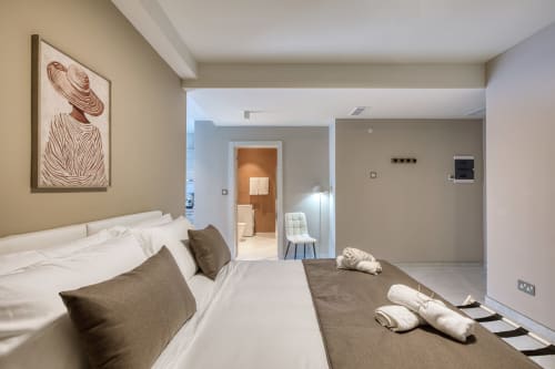 Camera moderna a Marea Sliema con letto, bagno interno e arredi contemporanei