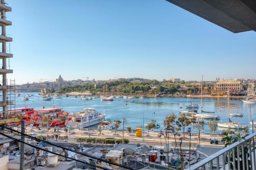 Vista dal balcone del porto di Sliema con barche, lungomare e architettura storica affacciata sulla baia da Marea Sliema.