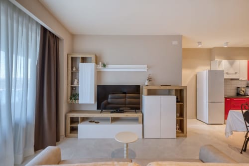 Moderno appartamento elegante a Marea Sliema con cucina, salotto, TV e arredi contemporanei a Sliema, Malta