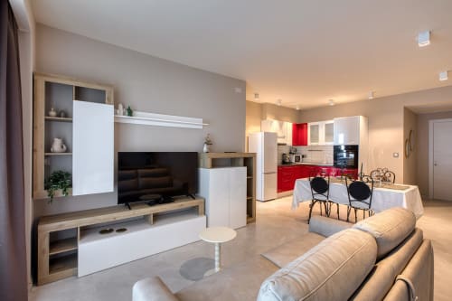 Moderno appartamento open-plan a Marea Sliema con cucina, sala da pranzo, salone TV e divano letto a Sliema, Malta