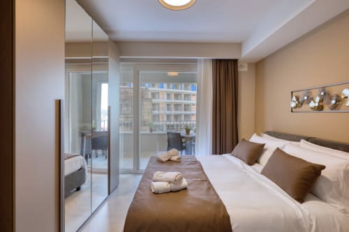 Camera con vista mare a Sliema, balcone, arredamento contemporaneo e guardaroba con specchi