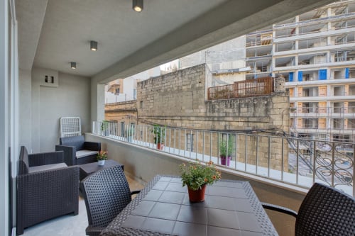 Balcone moderno dell'hotel Marea a Sliema, Malta, con sedute esterne, vista mare e arredi contemporanei