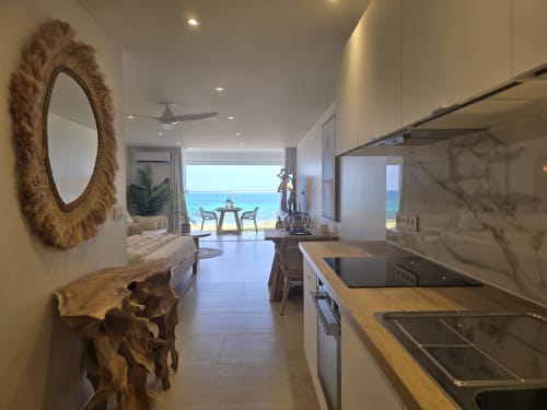 Cuisine et séjour modernes avec vue sur l'océan à Grimaud Locations, Digne-les-Bains